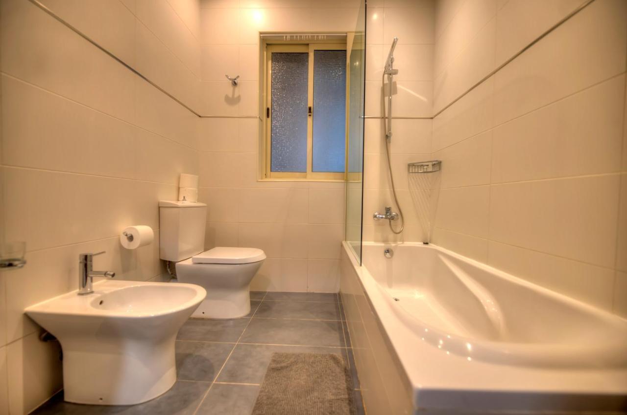 Large Seafront 3 Bedroom In The Heart Of - Mmai1-2 Apartment Sliema